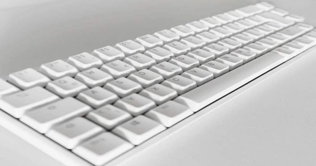 Keyboard polling rate test interface showing real-time Hz measurement and input frequency graph